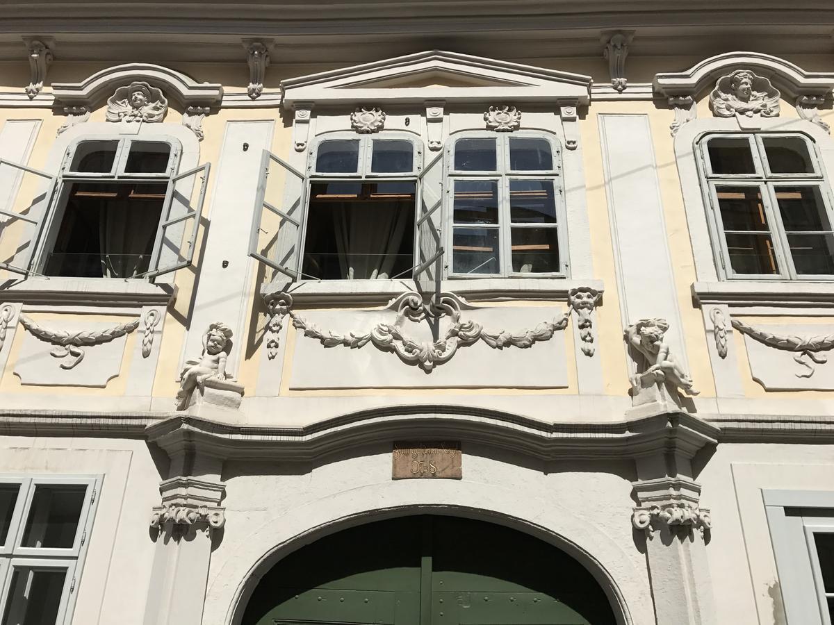 Boutique Hostel - Zum Goldenen Kegel Vienna Exterior photo