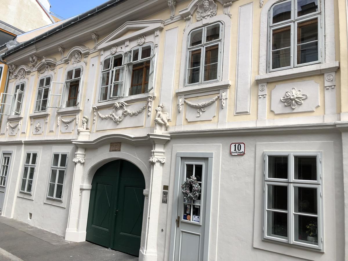 Boutique Hostel - Zum Goldenen Kegel Vienna Exterior photo