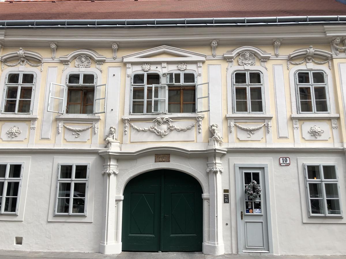 Boutique Hostel - Zum Goldenen Kegel Vienna Exterior photo